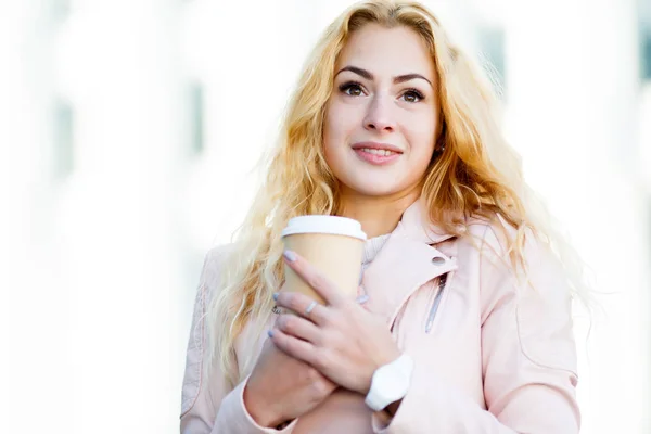 Blondine mit einem Glas Kaffee — Stockfoto