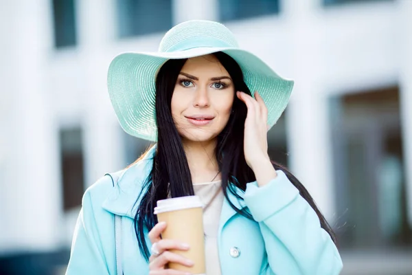 Žena v klobouku s kávou — Stock fotografie
