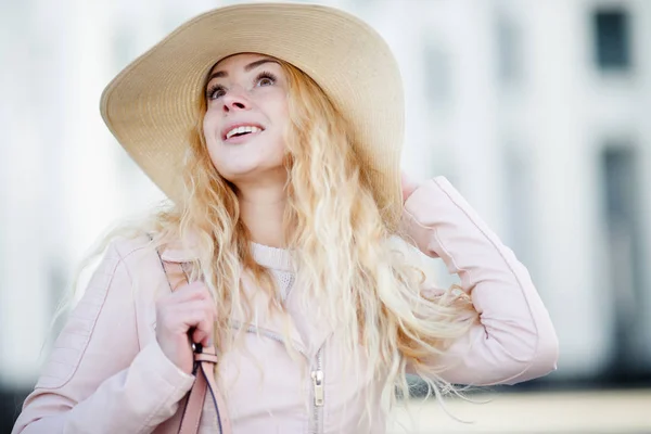 Girl in hat on street — Stock Photo, Image