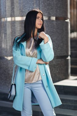 Uzun saçlı kız ceket dışında