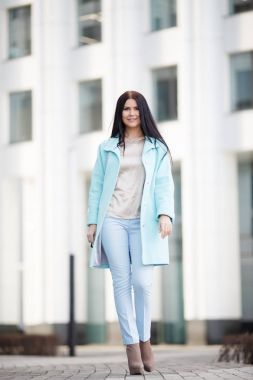 Sokakta yürüyen güzel esmer