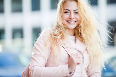 Güzel uzun saçlı kız portresi