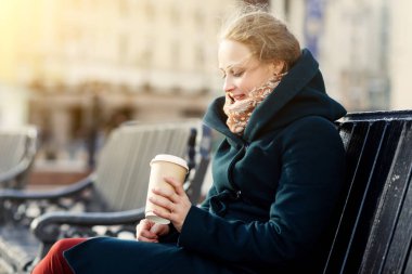 Kahve ile montlu sarışın