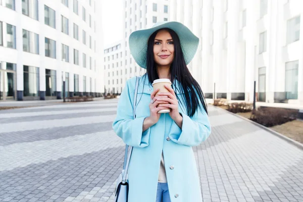 Girl in hat at city — Stock Photo, Image