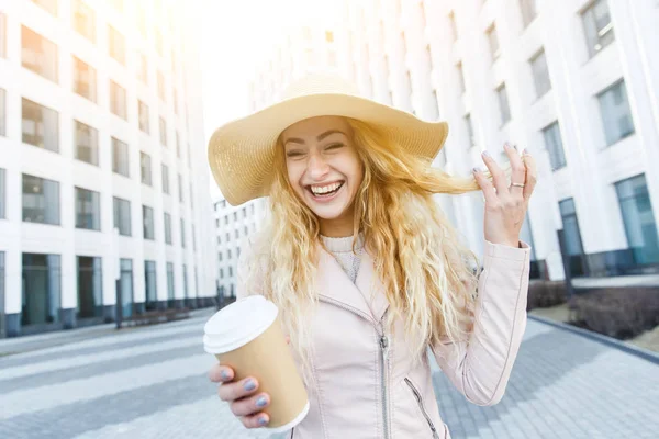 Fröhliche junge Blondine mit Kaffee — Stockfoto