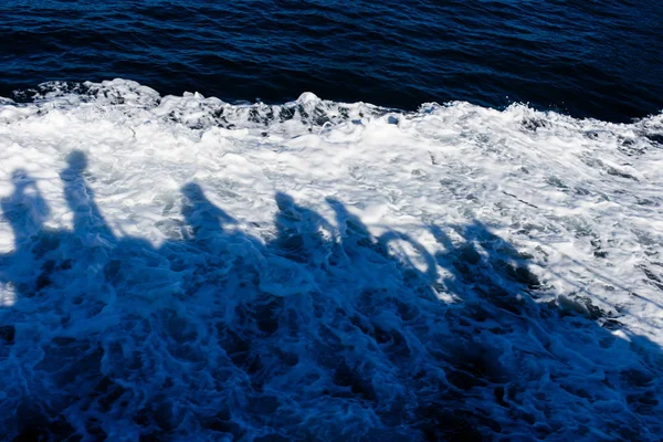 Sombra de gente en el mar — Foto de Stock