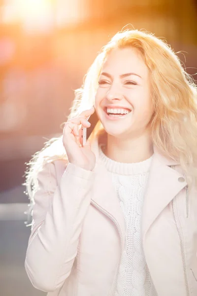 Fotografie der Blondine mit dem Handy — Stockfoto