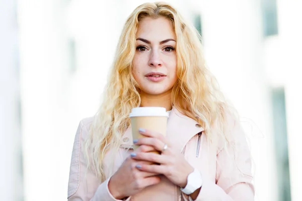 Frau mit einem Glas Kaffee — Stockfoto