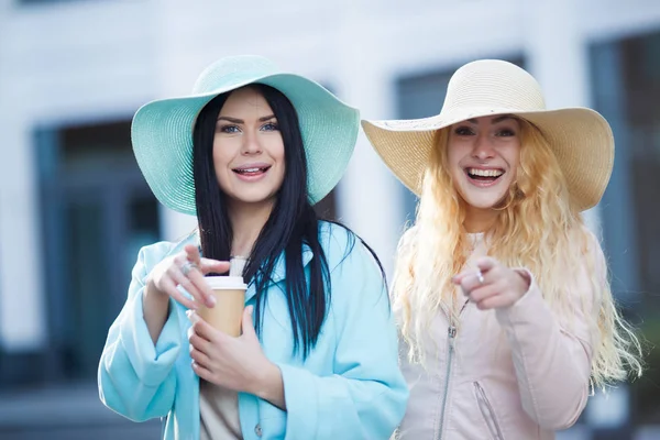 Foto van meisjes met koffie — Stockfoto