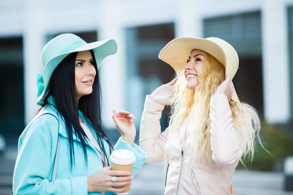 Vriendinnen in de hoed met koffie — Stockfoto