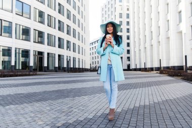 Esmer City şapkalı