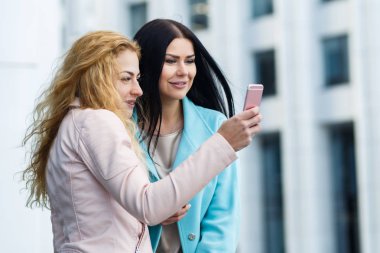 Gülen kadınlar telefon arıyor