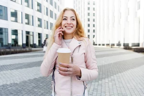 Счастливая блондинка с телефоном, кофе — стоковое фото