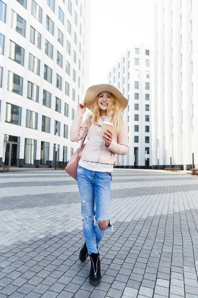 Rubia en jeans con café — Foto de Stock