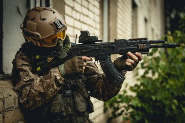 Grev-oyuncu silah ile kask içinde