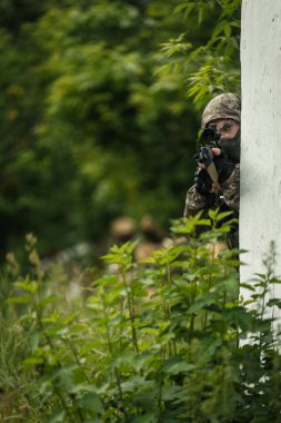 Airsoft oyuncular ile taarruz tüfekleri