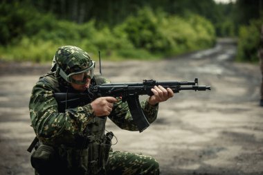 Ağaçları arasında yolda asker