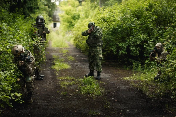 Photo of soldiers in woods — Stock Photo, Image