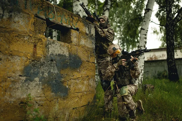 Foto av soldater med pistol — Stockfoto