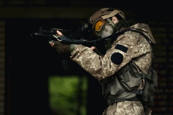 Um militar em camuflagem — Fotografia de Stock