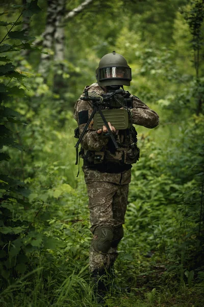 Militar con pistola, casco — Foto de Stock