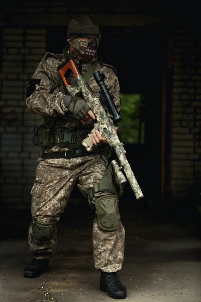 Soldado en camuflaje en la calle — Foto de Stock