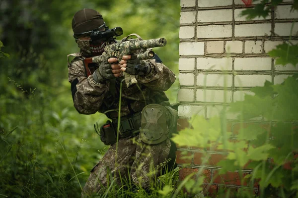 Soldado con pistola en camuflaje — Foto de Stock