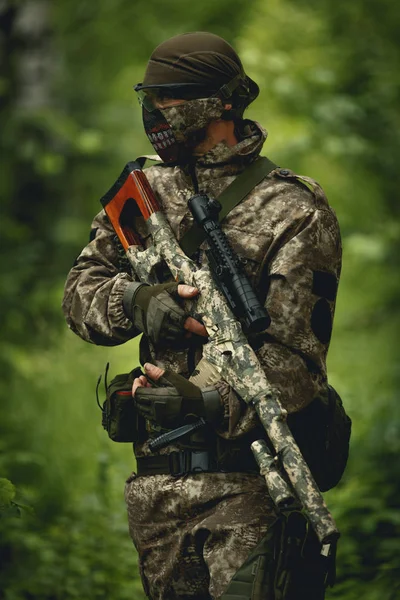 Militar en camuflaje, casco — Foto de Stock