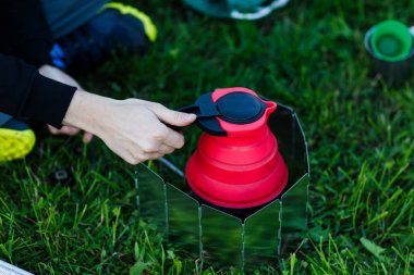 Yeşil çim üzerinde turist su ısıtıcısı