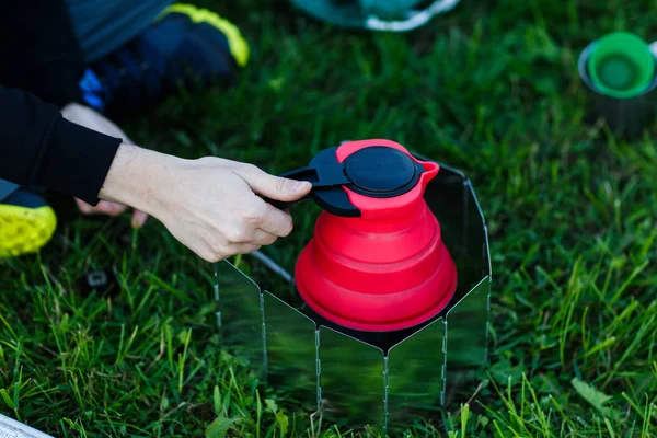 Yeşil çim üzerinde turist su ısıtıcısı
