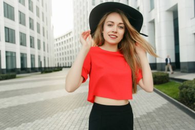 Fotoğraf sarışın kırmızı ceket ve siyah şapka