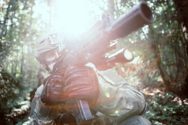 Obraz człowieka wojskowych w kasku i pistolet maszynowy — Zdjęcie stockowe