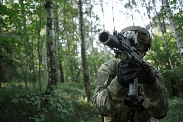 Foto de soldado en casco con metralleta — Foto de Stock