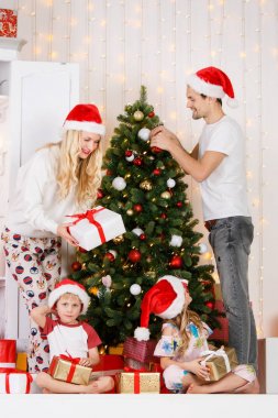 Mutlu aile Noel çam Süsle