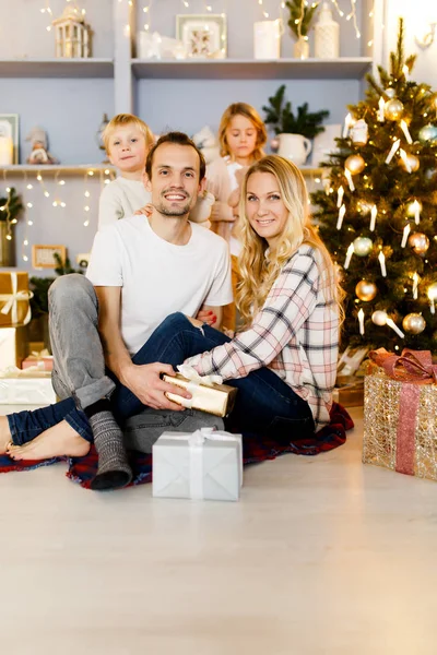 Hermosa familia en el interior de Navidad — Foto de Stock