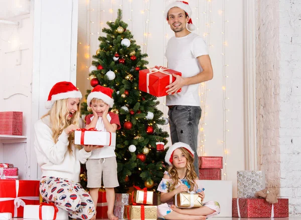 Familia feliz decora pino de Navidad —  Fotos de Stock