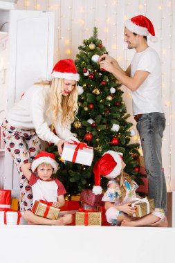 Mutlu aile Noel çam Süsle