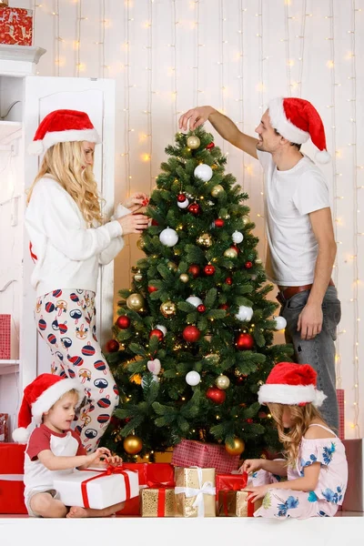 Mutlu aile Noel çam Süsle — Stok fotoğraf