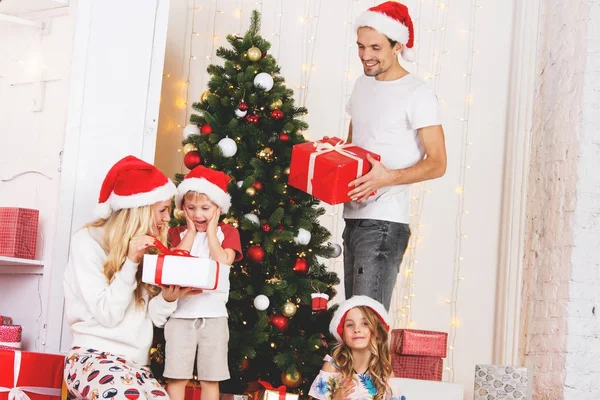 Famiglia felice decora pino di Natale — Foto Stock