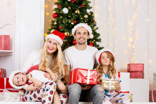 A foto de Ano Novo de família em Ano Novo pinheiro — Fotografia de Stock