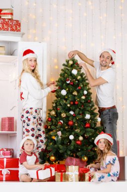 Mutlu aile Noel çam Süsle