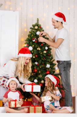 Mutlu aile Noel çam Süsle
