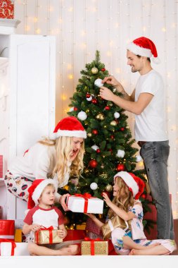 Mutlu aile Noel çam Süsle