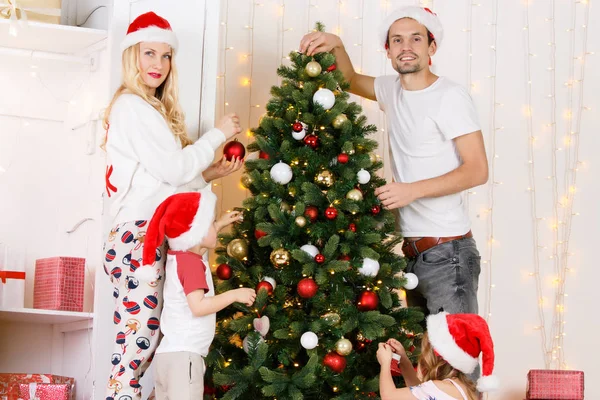 Famiglia felice decora pino di Natale — Foto Stock