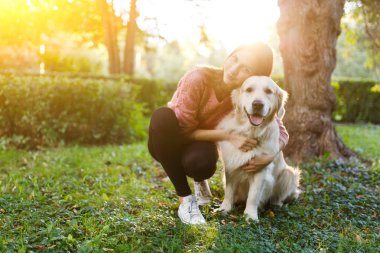 Kadın kucaklama köpek çim üzerinde görüntü