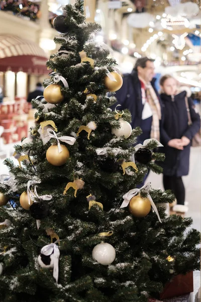 Foto von Weihnachten geschmückter Neujahrsbaum mit goldenem und weißem Spielzeug — Stockfoto