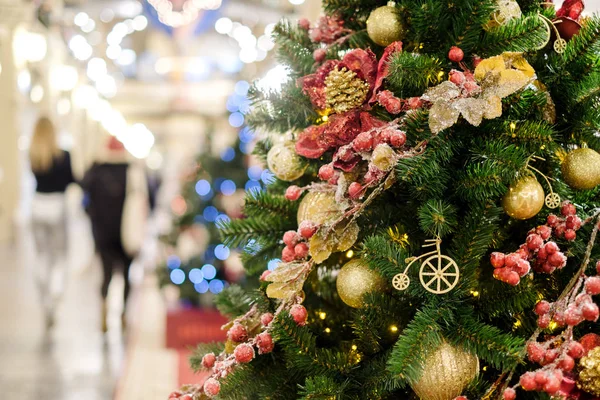 Φωτογραφία του στολισμένο χριστουγεννιάτικο δέντρο με κόκκινα και χρυσά διακοσμητικά — Φωτογραφία Αρχείου