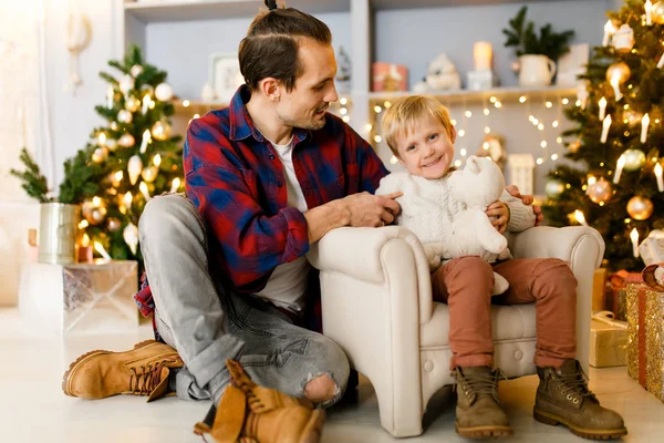 Foto de Año Nuevo de feliz hijo y papá en el sillón — Foto de Stock