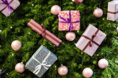 Topları, mor kutuları ile Noel köknar ağacı arka plan fotoğrafı