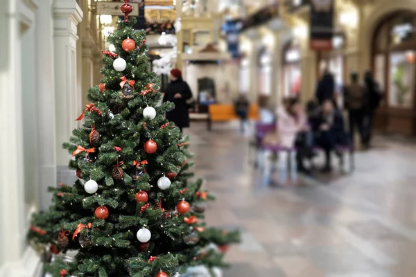 Foto des geschmückten Weihnachtsbaums mit rotem und weißem Spielzeug — Stockfoto